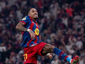 Com dois de Raphinha, Barcelona bate Real Madrid e é campeão da Supercopa