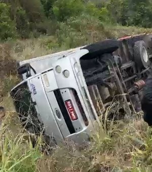 Caminhão tomba no Trevo de Olho d’Água das Flores e provoca lentidão na AL-220
