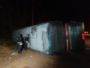 Ônibus com romeiros capota e deixa mortos e feridos no Ceará