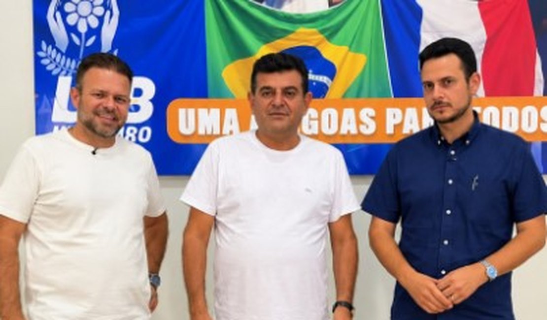 Nivaldo Albuquerque fecha apoio dos Loureiros de Maceió