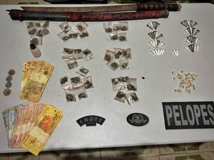 Dupla é presa com maconha, crack, cocaína e uma espada katana em Arapiraca