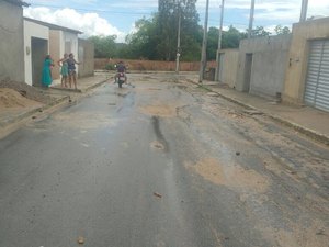 [Vídeo] Moradores de residencial denunciam esgoto a céu aberto