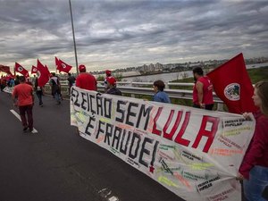 MST bloqueia estradas em cinco estados contra prisão de Lula