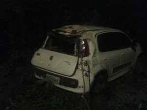 Após capotamento vítimas fogem e abandonam veículo em Arapiraca