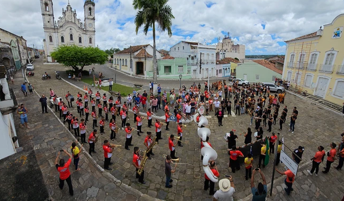 Desfile de bandas marca último dia do Festival de Música de Penedo