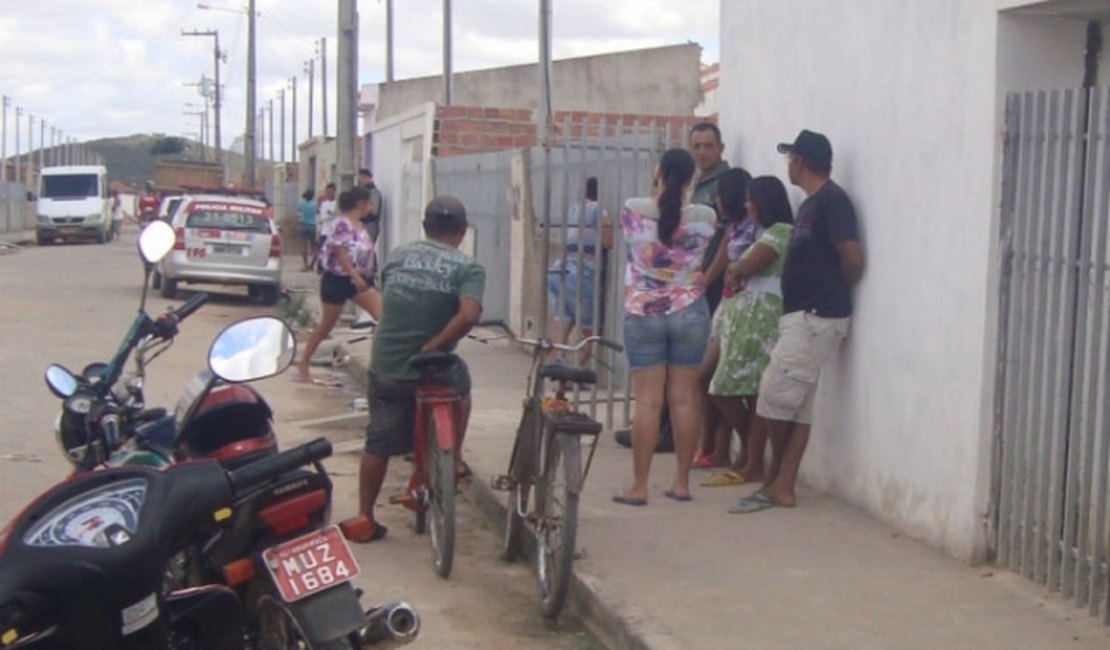 Polícia prende três jovens com 22 bombinhas de maconha