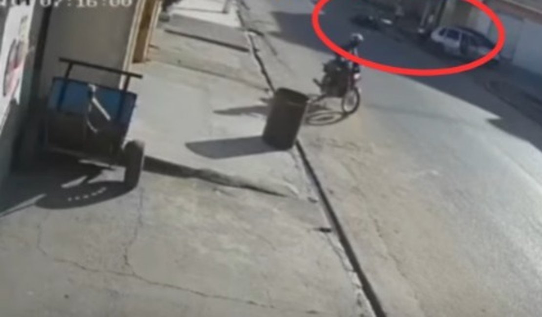 Vídeo flagra momento em que motocicleta colide contra carro em Palmeira dos Índios