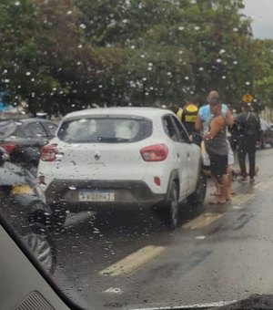 Carro e moto colidem na Avenida Fernandes Lima, em Maceió