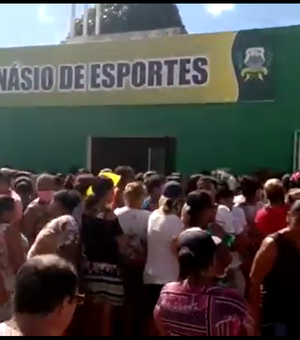 [Vídeo] População se aglomera para receber cesta básica em São Miguel dos Milagres