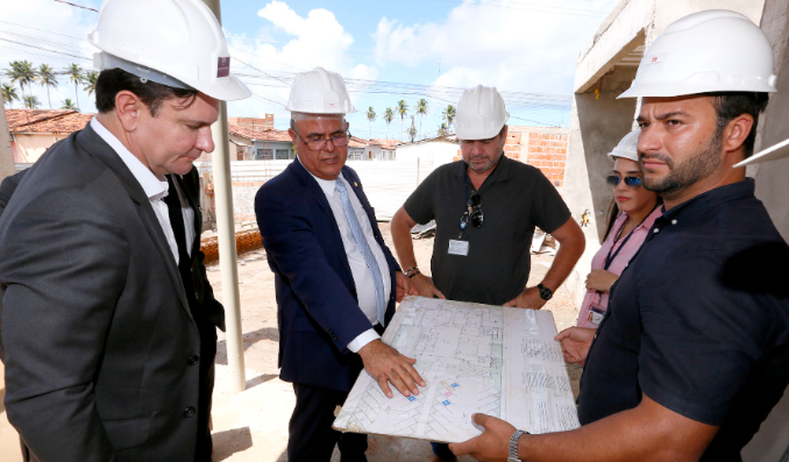 Fernando Tourinho vistoria obras do novo Fórum de Coruripe