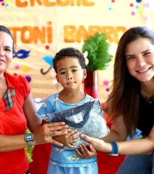 Prefeita Ceci acompanha entrega dos fardamentos na Creche CRIA e reforça importância da matrícula em Atalaia