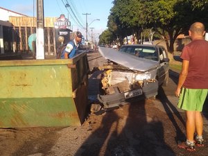 Carro colide em container de lixo colocado na Avenida Ceci Cunha