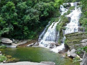 Cabeça d'água mata três da mesma família em cachoeira em Minas Gerais