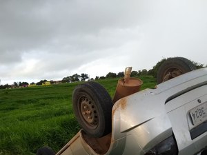 Motorista perde o controle do carro na AL 220 e acaba capotando 