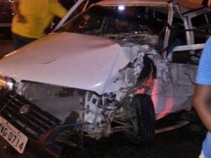 Condutor fica preso às ferragens após acidente