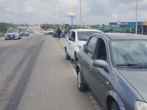 Engavetamento envolve três veículos na Avenida José Alexandre, em Arapiraca