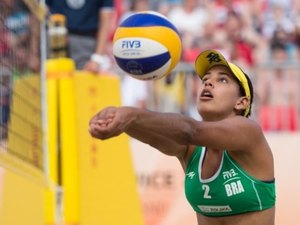 Atletas do Circuito Brasileiro de Vôlei de Praia participam de ações no Jacintinho