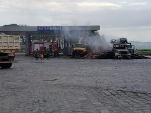 Caminhão carregado com madeira pega fogo na BR-101, em Pilar