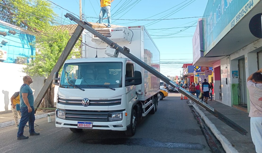 [Video] Semáforo cai em caminhão e interrompe trânsito na Avenida Rio Branco e Rua São Francisco