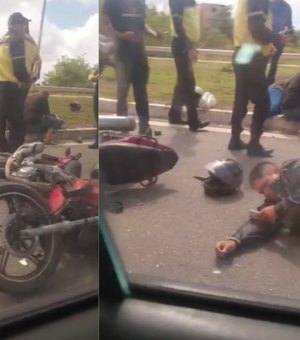 Caminhão tenta desviar de carro, atinge moto e deixa homem ferido na Rota do Mar