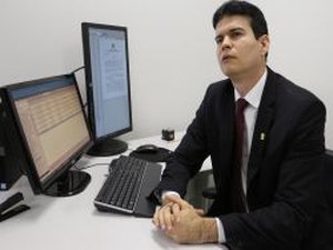 MPE/AL  ajuíza ação civil para anular aumento de salários de políticos 