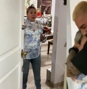 Maluma reencontra mãe após cinco meses longe e compartilha reação dela