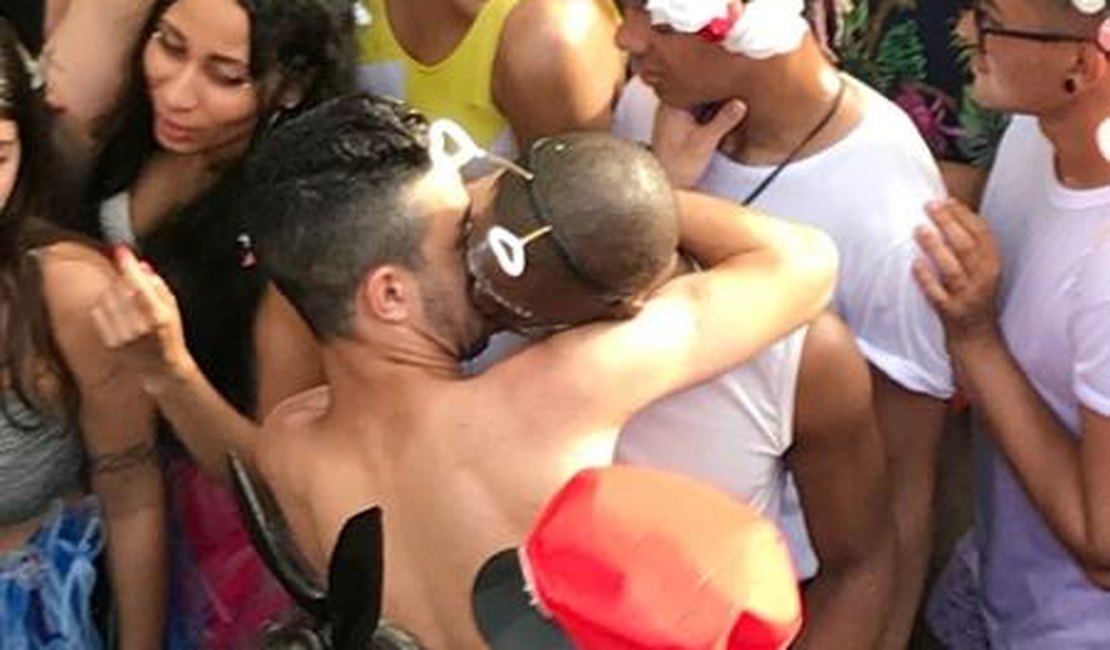 Amor livre e muita pegação dão o tom do sábado de Carnaval em São Paulo