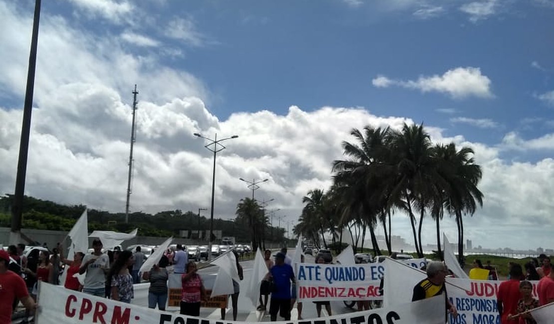 Manifestantes fazem ato em frente à sede da Braskem neste domingo