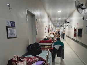 Corredores do Hospital Regional de Arapiraca voltam a ser tomados por macas