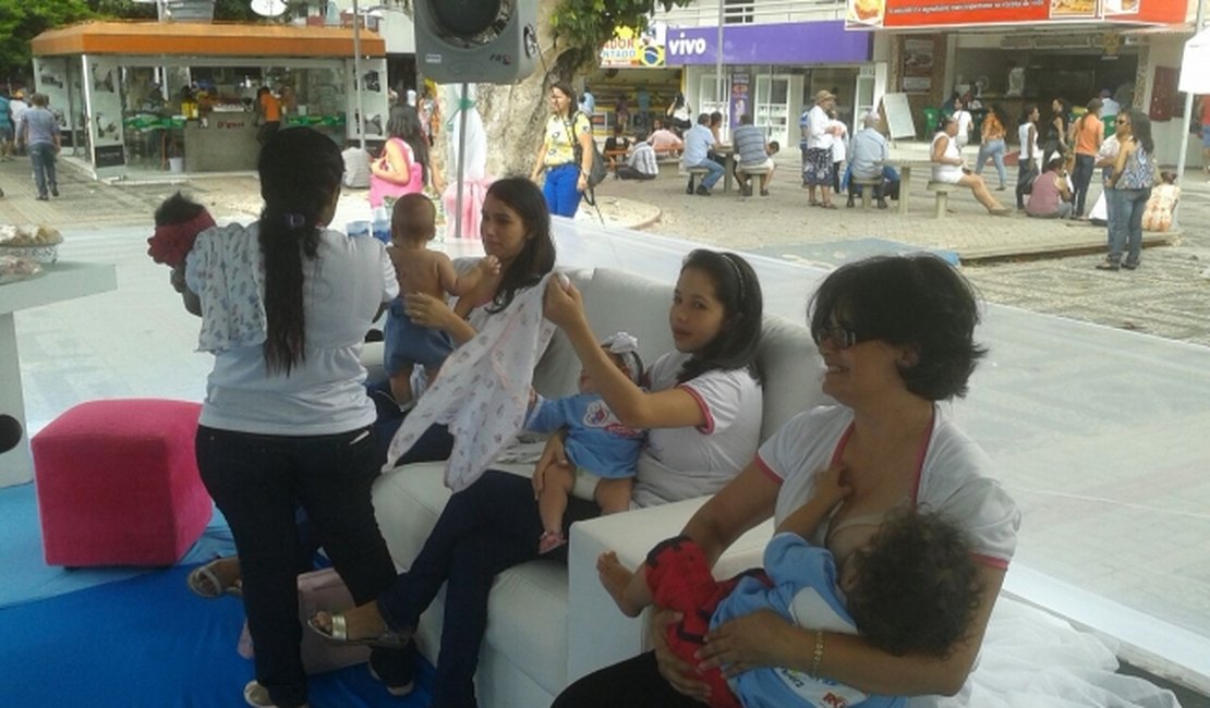 Mães amamentam em praça pública para incentivar o aleitamento materno