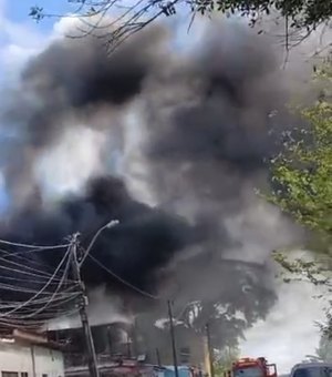 Incêndio de grandes proporções atinge galpão de recicláveis na Cidade Universitária