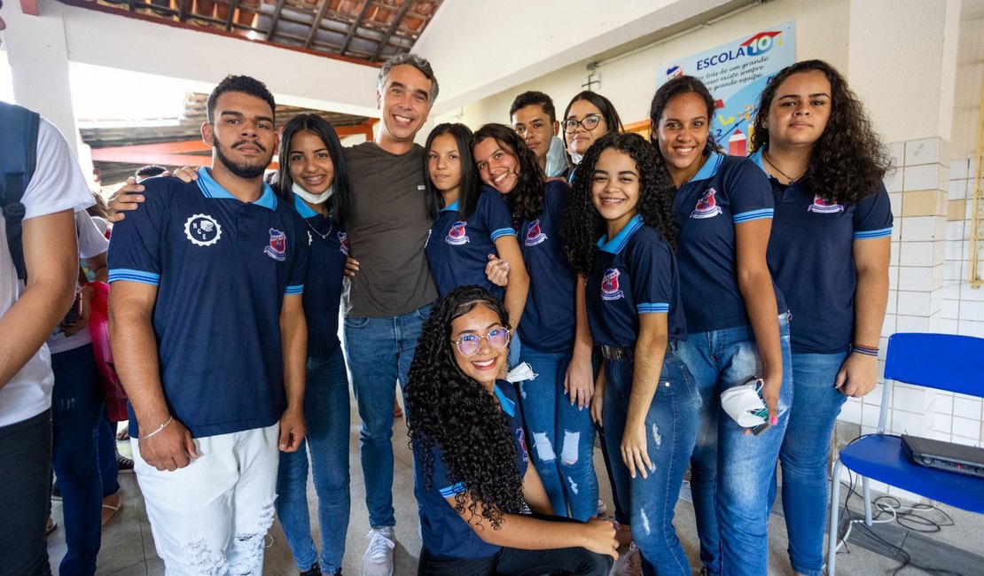 Rafael Brito propõe Pé-de-Meia para todos os alunos do ensino médio público