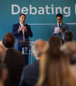 Flávio repete discurso do pai sobre urnas para representantes de 40 países