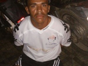 PM prende suspeito e recupera moto roubada após perseguição