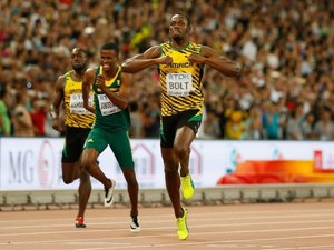 Bolt desbanca Gatlin, cruza linha de chegada com festa e é tetra nos 200m