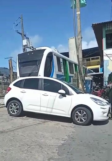 Carro estacionado próximo à linha férrea quase provoca acidente com VLT