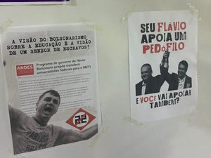 Denunciante apresenta fotos de cartazes contra Flávio Bolsonaro na Ufal, em Arapiraca