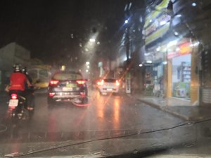 [Vídeo] Chuvas, rajadas de vento e relâmpagos atingem Arapiraca  e alguns bairros ficam sem energia elétrica