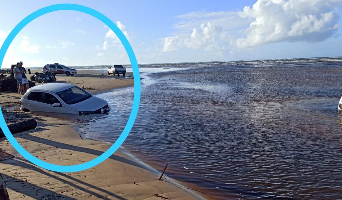 [Vídeo]  Mar avança e arrasta carros e barracas na praia de Pontal do Peba