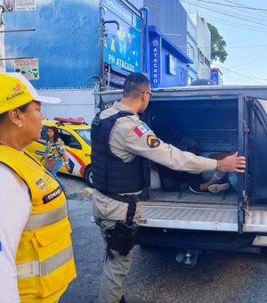 Casal é preso em flagrante por furto de chapéus e barras de chocolate