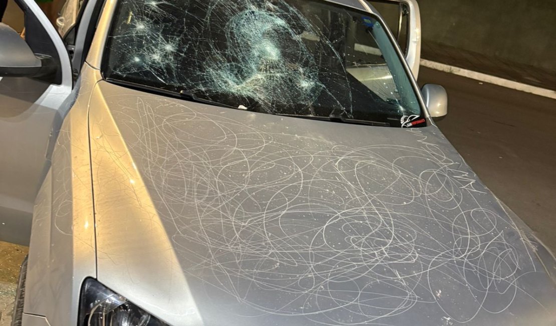 Mulher destrói carro do marido após flagrar traição em bar de Maceió