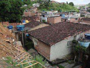 Deslizamento de barreira causa mortes no Grande Recife neste sábado (28)