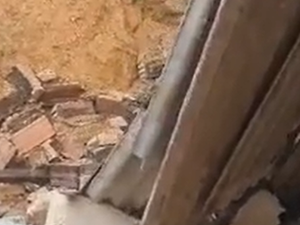 Muro desaba na Grota do Rafael deixando dois adultos e uma criança feridos