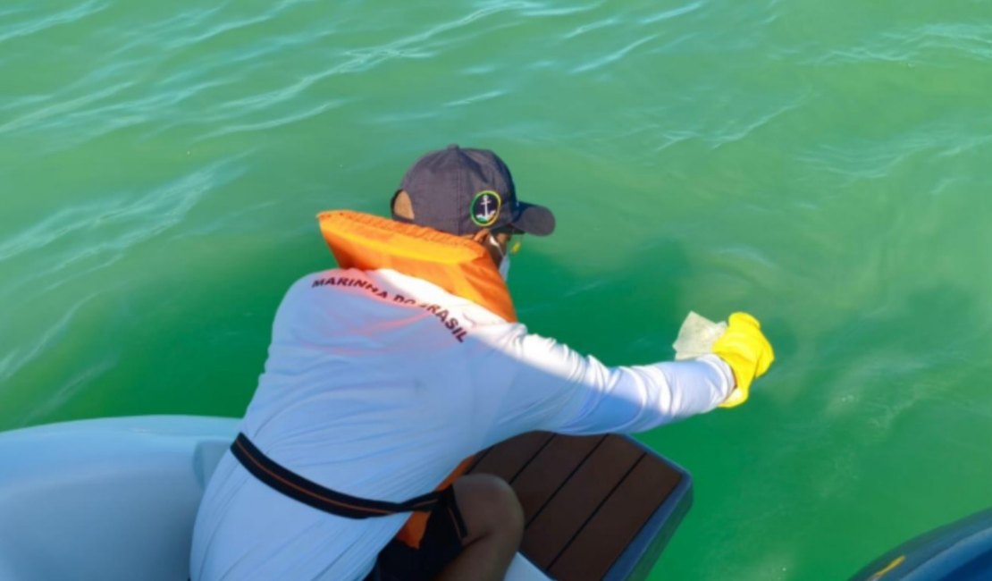 Marinha instala barreira de contenção após naufrágio de embarcação em Japaratinga