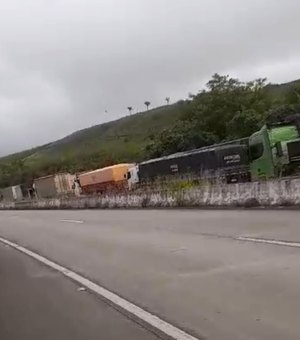 [Vídeo] Congestionamento é formado após tombamento na BR-104; veja desvios