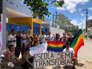 Estudantes vítimas de transfobia protestam em frente a escola no Benedito Bentes