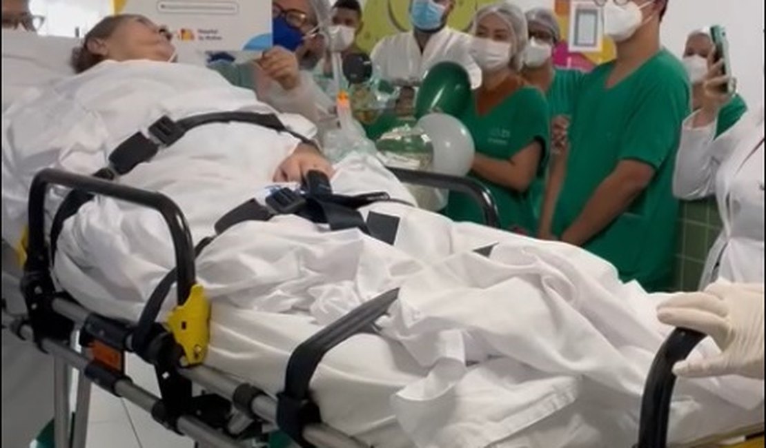 Idosa de 64 anos vence Covid-19 e recebe alta do Hospital da Mulher após mais de 6 meses de internação