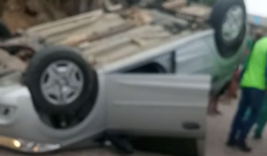 [Vídeo ] Motorista perde controle e capota veículo em Arapiraca
