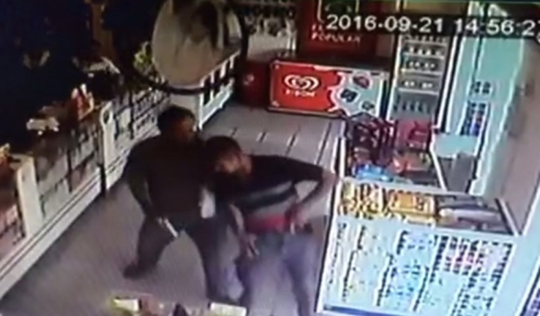 Vídeo: Policial Civil e Militar à paisana se confundem com assaltantes e atiram um no outro