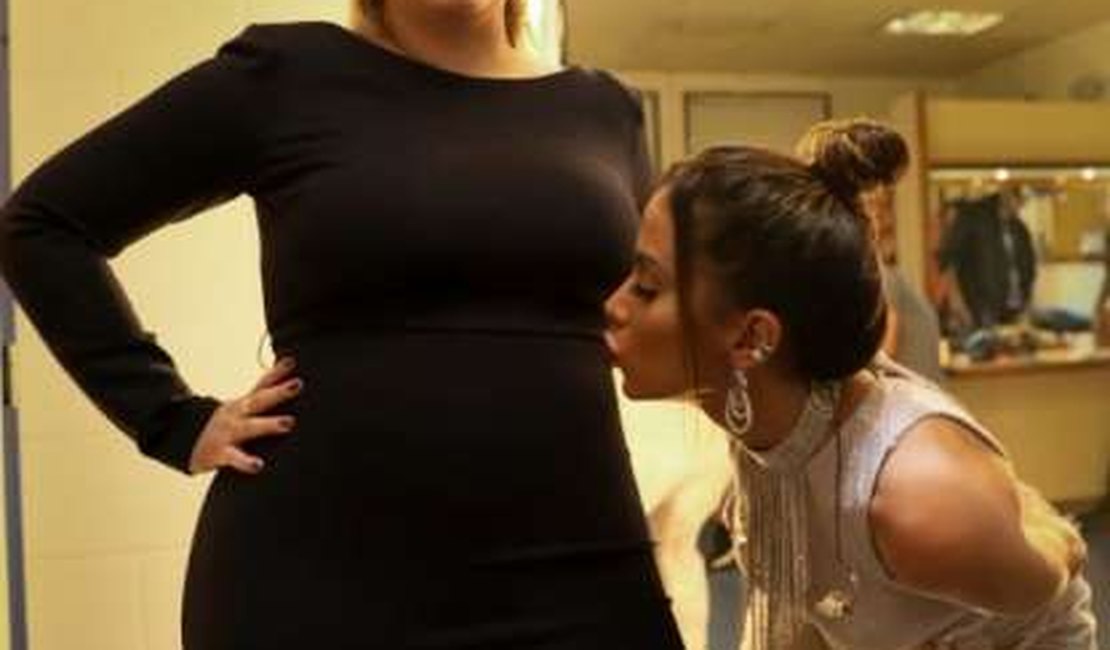 Grávida, Marília Mendonça ganha beijo de Anitta na barriga em bastidor na TV